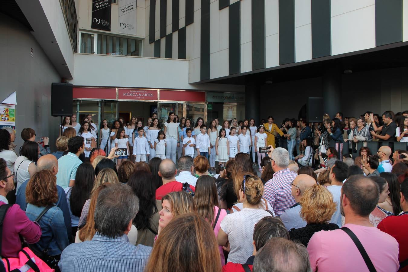 Miles de almerienses volvieron a encontrarse en este evento anual, en el que se promocionaron las bondades de la cocina local