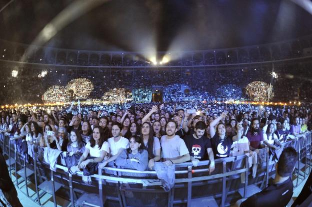 La enfervorecida 'fanaticada' de Fito&Fitipaldis apenas no dejó un hueco libre en la Monumental de Frascuelo.