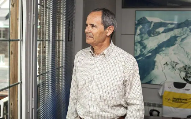 Eduardo Valenzuela en su despacho de Sierra Nevada.