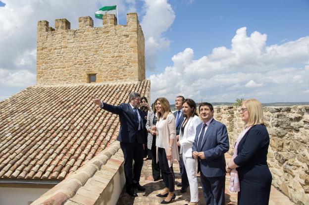 Susana Díaz, Antonio Sanz, Isabel Uceda, Francisco Reyes, Ana Cobo y Francisca Molina, entre otros, visitaron la castillo. 