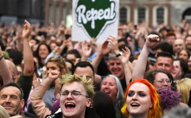 Miles de personas celebran el resultado del referéndum.