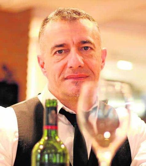 Paco Espinar, jefe de Sala Los Manueles: «A barretas, algodón de azúcar, a manzana con caramelo, manzanilla y vino dulce con barquillo de canela. A recuerdos»