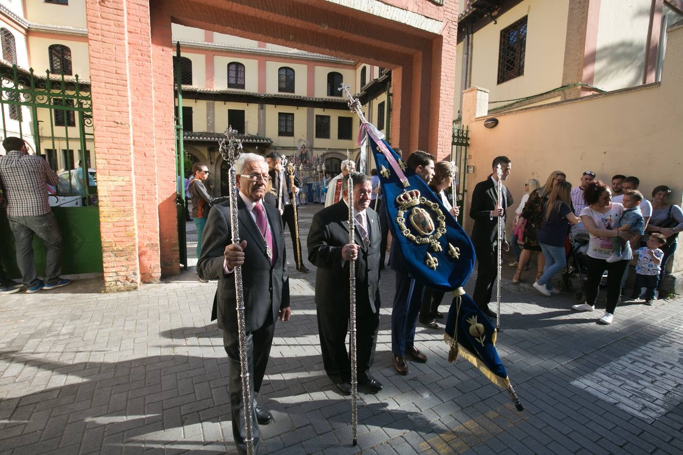 La imagen de la Virgen iba sobre su paso de orfebrería a las órdenes de Dionisio Martínez yde Eduardo Salamanca