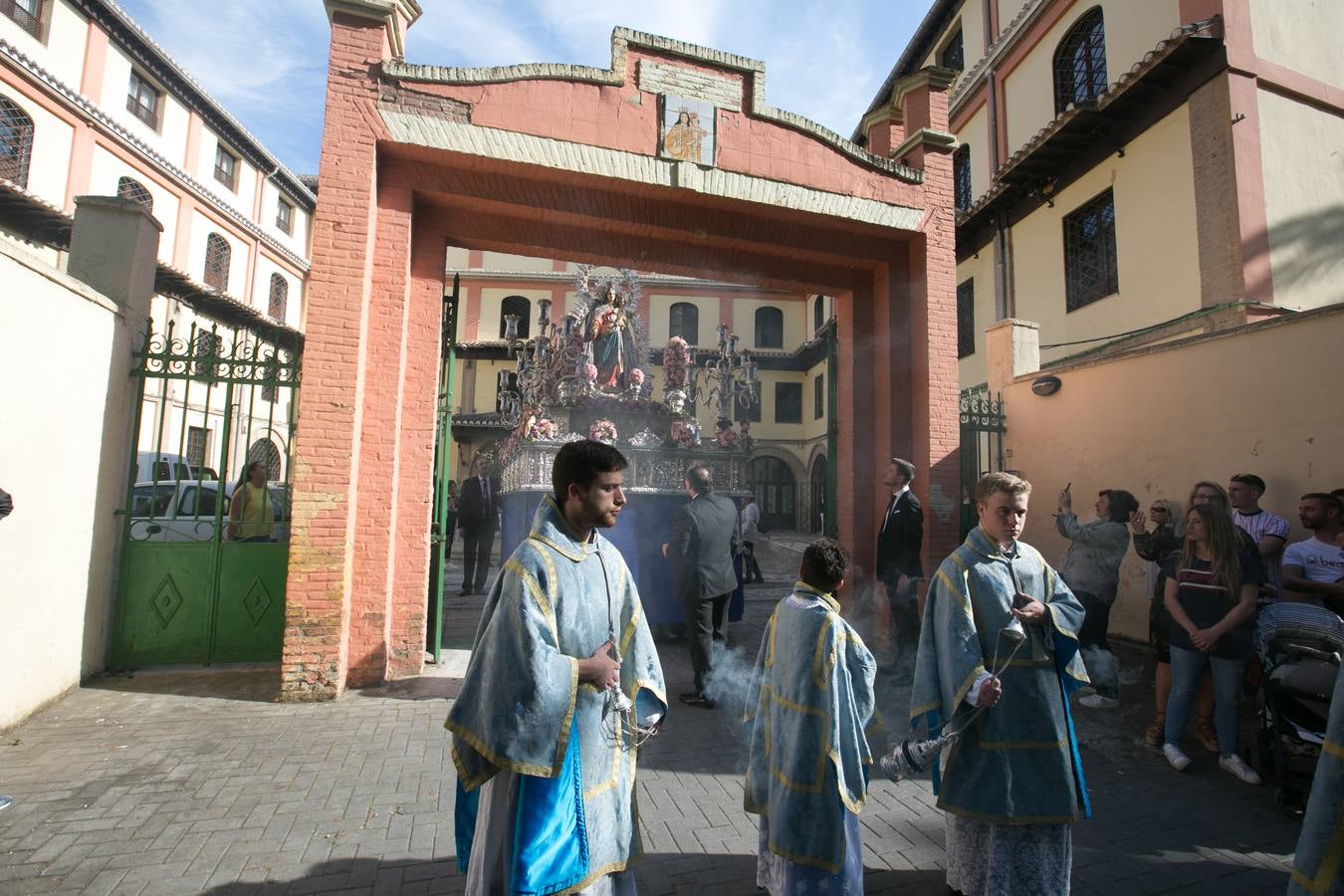 La imagen de la Virgen iba sobre su paso de orfebrería a las órdenes de Dionisio Martínez yde Eduardo Salamanca