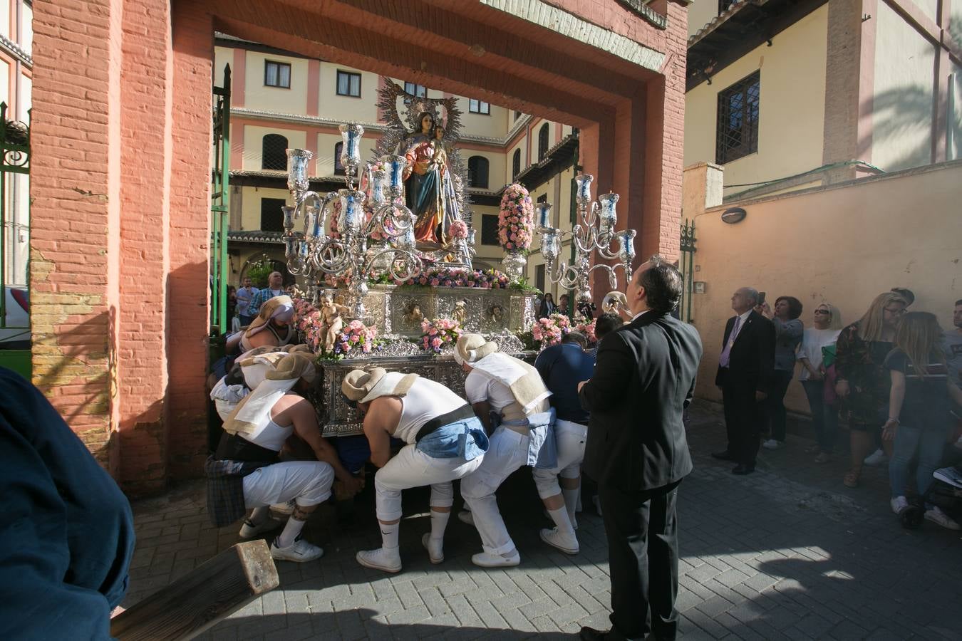 La imagen de la Virgen iba sobre su paso de orfebrería a las órdenes de Dionisio Martínez yde Eduardo Salamanca