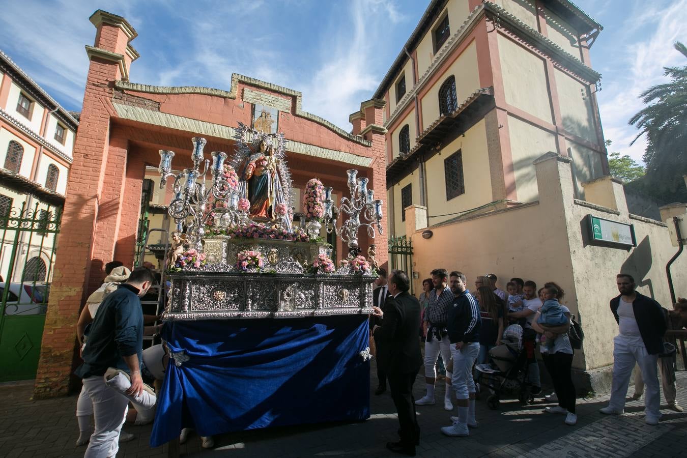 La imagen de la Virgen iba sobre su paso de orfebrería a las órdenes de Dionisio Martínez yde Eduardo Salamanca