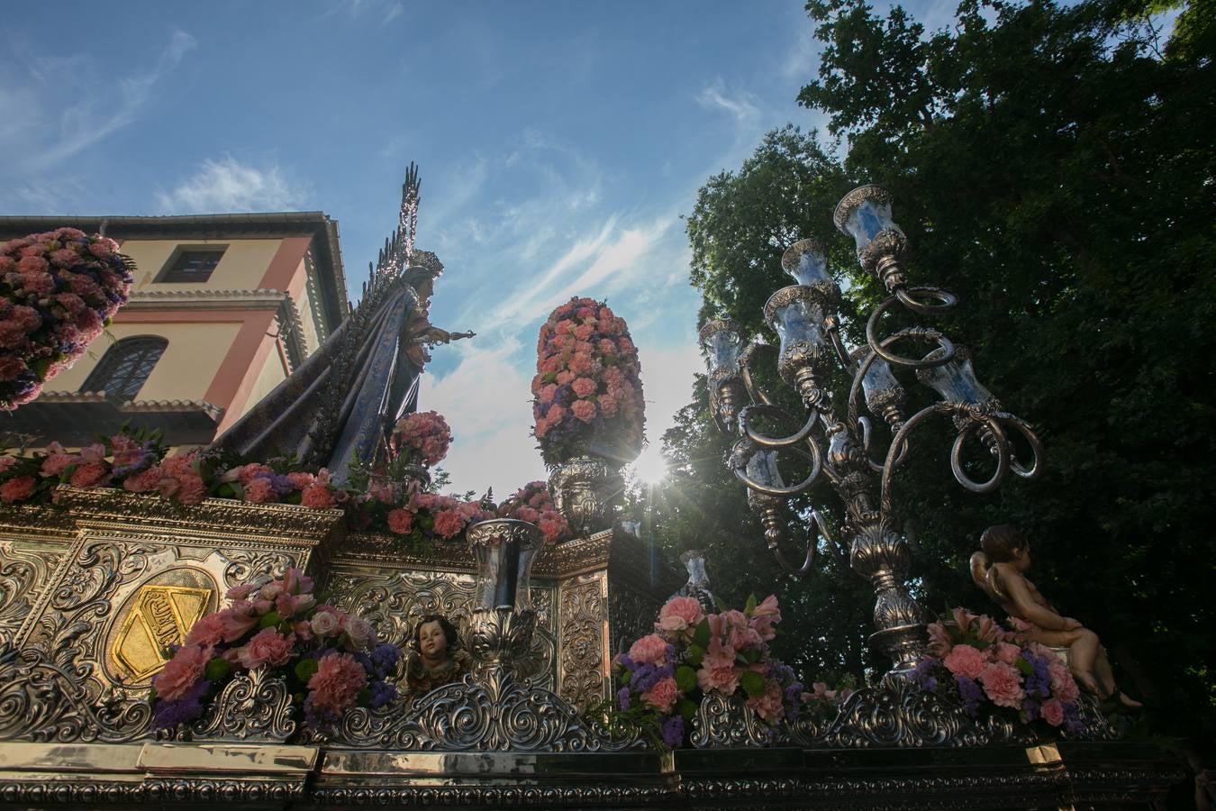 La imagen de la Virgen iba sobre su paso de orfebrería a las órdenes de Dionisio Martínez yde Eduardo Salamanca