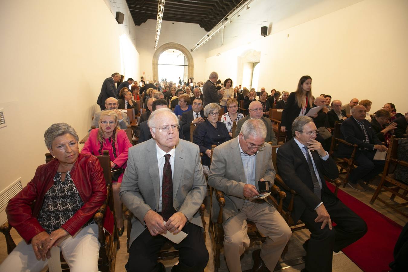 El Crucero del Hospital Real acogió ayer viernes el acto de entrega de medallas y distinciones honoríficas por parte de la UGR a miembros de la comunidad universitaria, presidido por la rectora Pilar Aranda