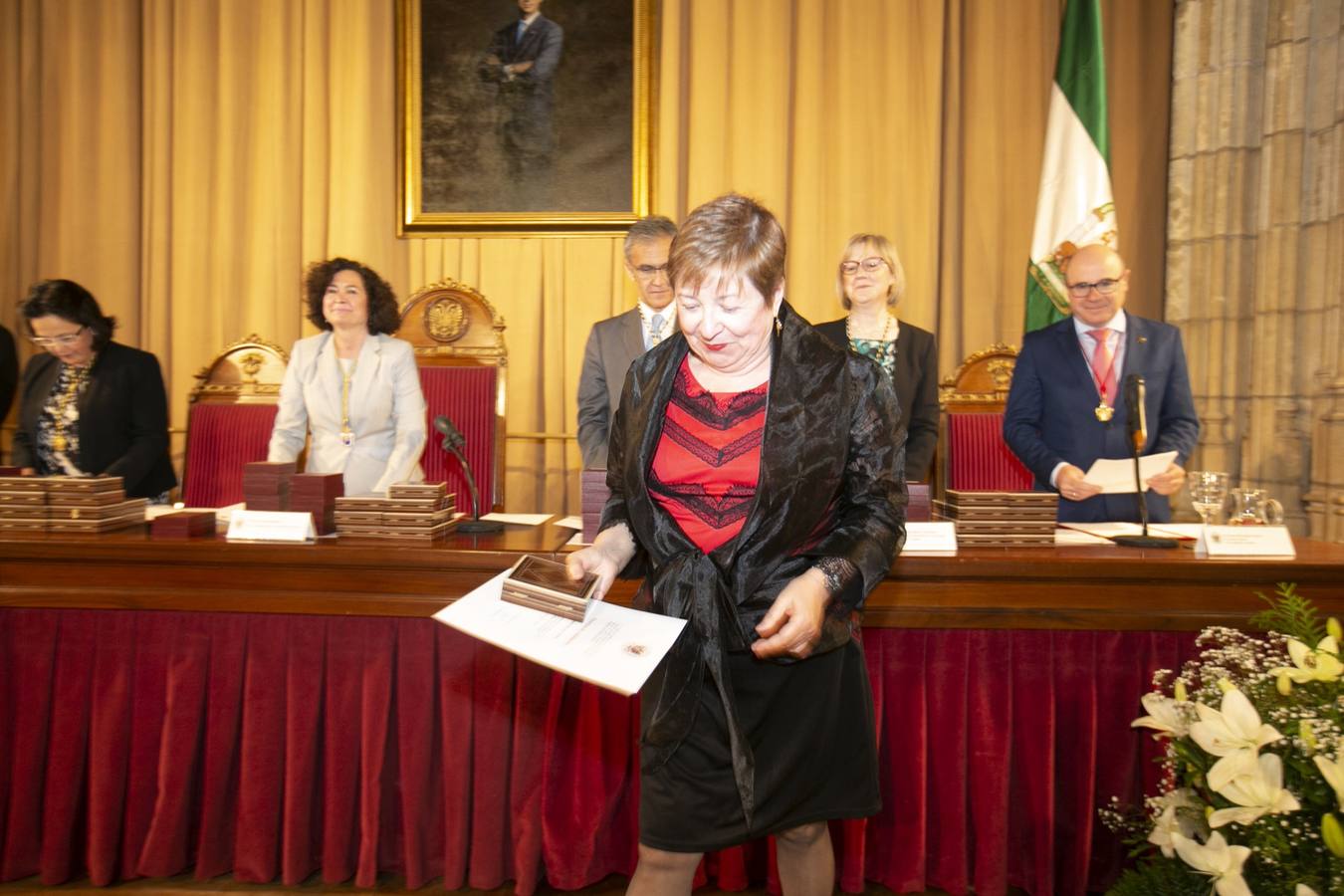 El Crucero del Hospital Real acogió ayer viernes el acto de entrega de medallas y distinciones honoríficas por parte de la UGR a miembros de la comunidad universitaria, presidido por la rectora Pilar Aranda