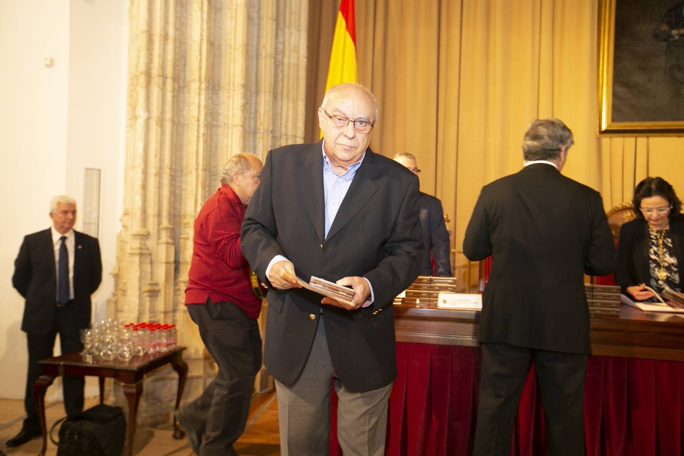 El Crucero del Hospital Real acogió ayer viernes el acto de entrega de medallas y distinciones honoríficas por parte de la UGR a miembros de la comunidad universitaria, presidido por la rectora Pilar Aranda