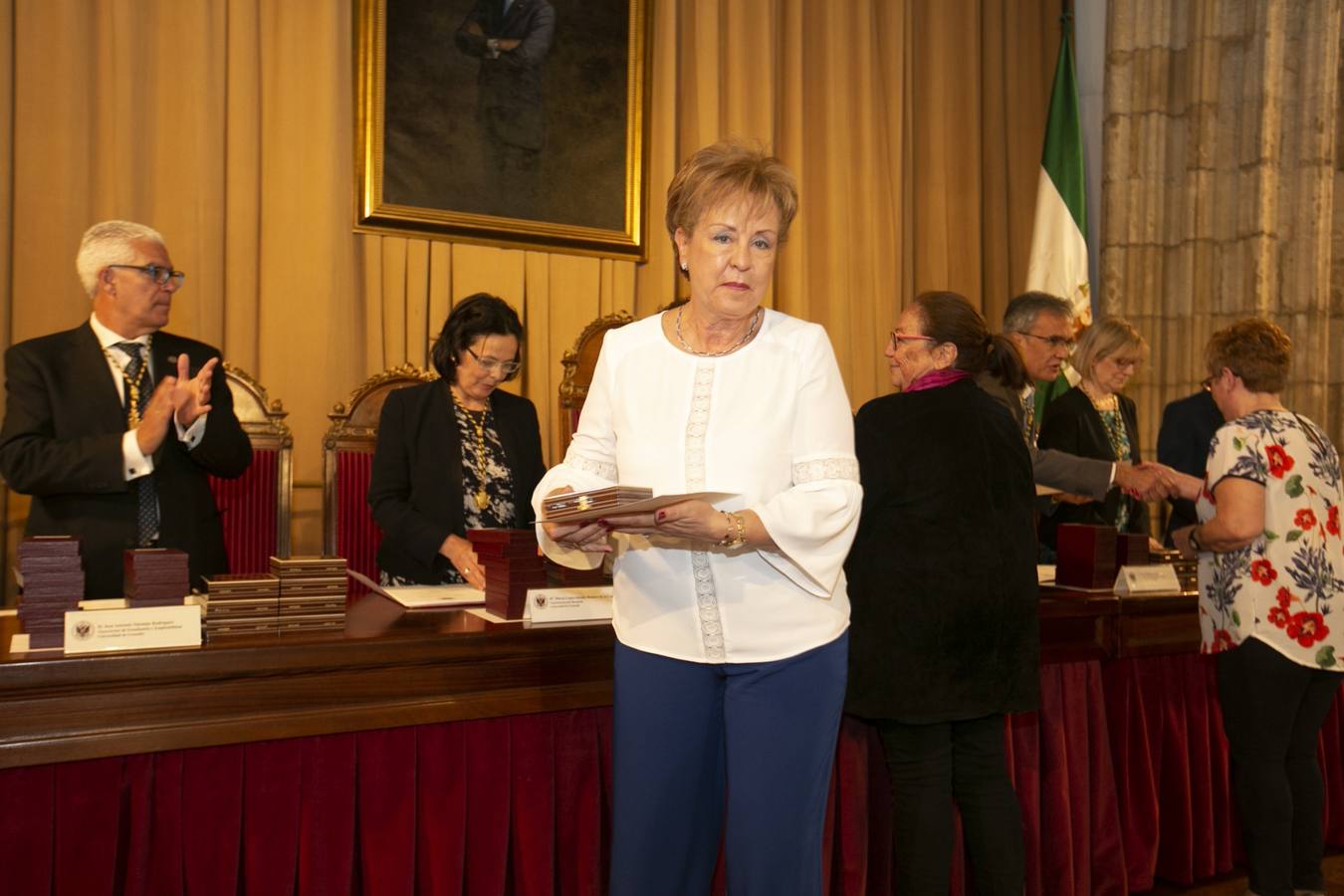 El Crucero del Hospital Real acogió ayer viernes el acto de entrega de medallas y distinciones honoríficas por parte de la UGR a miembros de la comunidad universitaria, presidido por la rectora Pilar Aranda