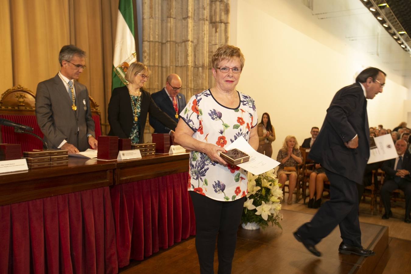 El Crucero del Hospital Real acogió ayer viernes el acto de entrega de medallas y distinciones honoríficas por parte de la UGR a miembros de la comunidad universitaria, presidido por la rectora Pilar Aranda