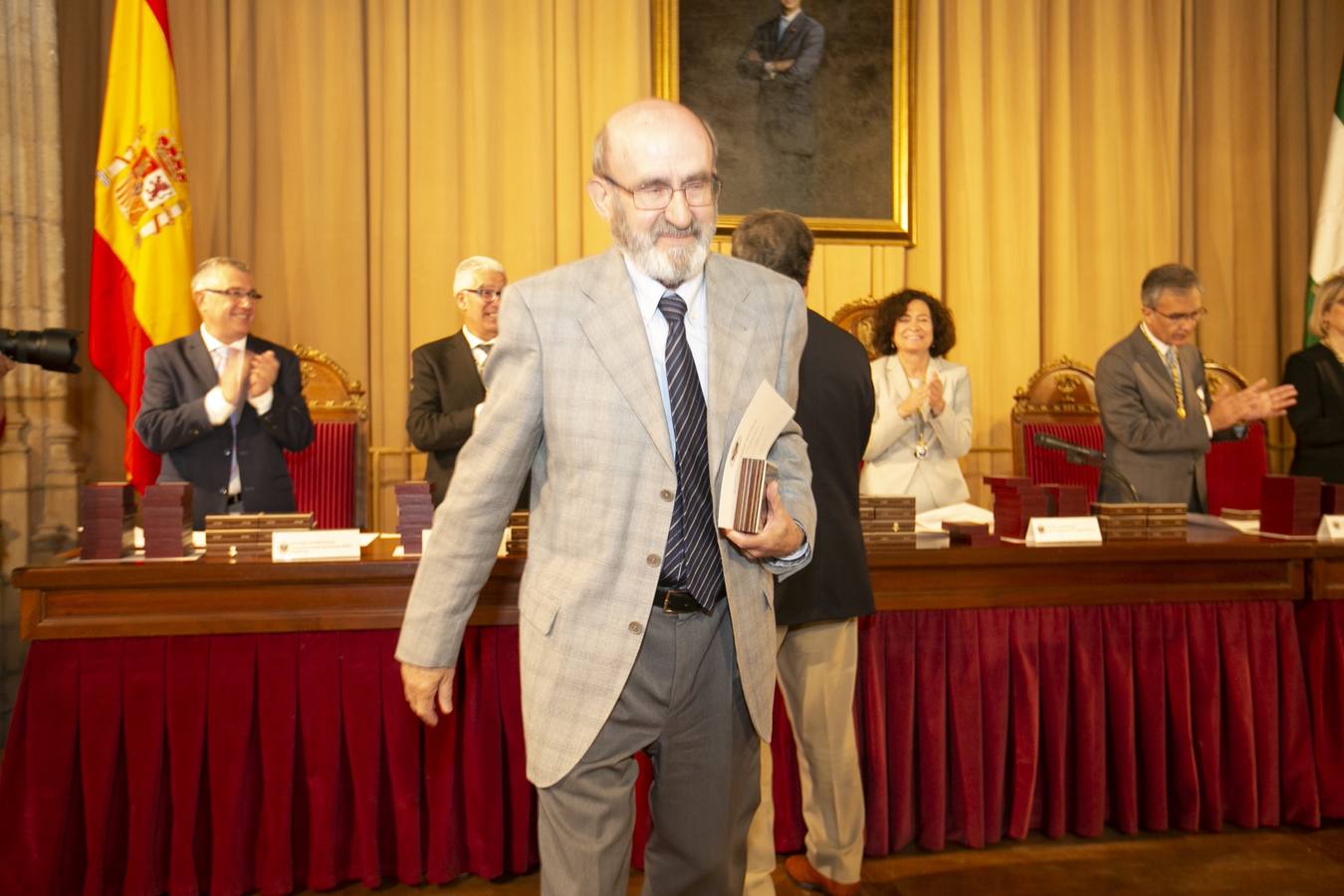 El Crucero del Hospital Real acogió ayer viernes el acto de entrega de medallas y distinciones honoríficas por parte de la UGR a miembros de la comunidad universitaria, presidido por la rectora Pilar Aranda