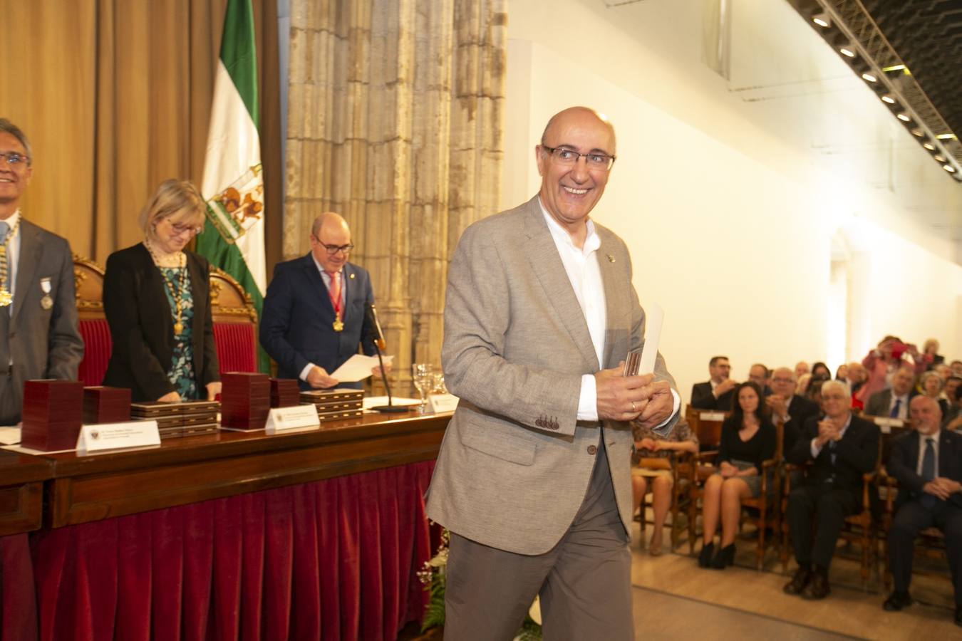 El Crucero del Hospital Real acogió ayer viernes el acto de entrega de medallas y distinciones honoríficas por parte de la UGR a miembros de la comunidad universitaria, presidido por la rectora Pilar Aranda