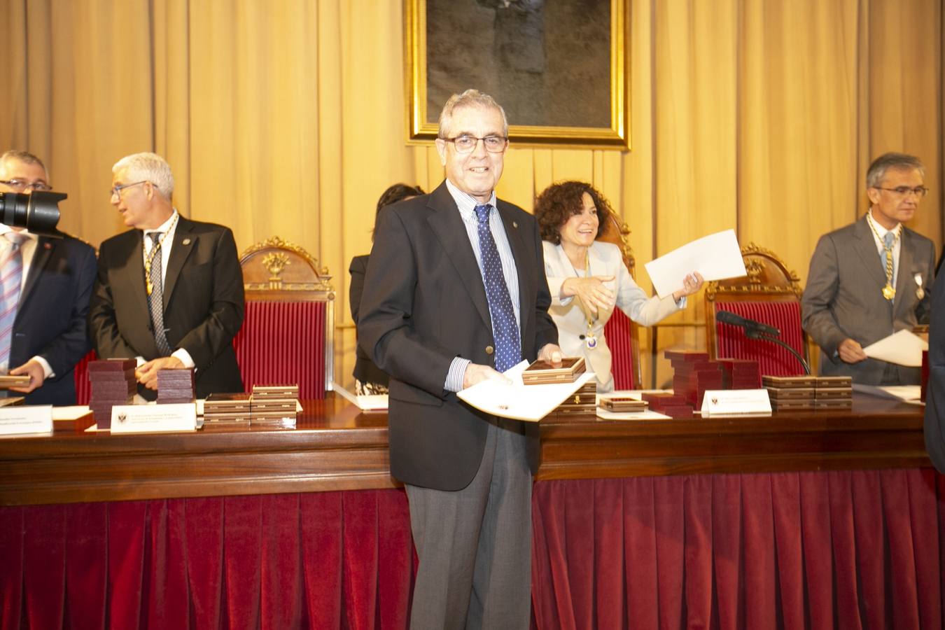 El Crucero del Hospital Real acogió ayer viernes el acto de entrega de medallas y distinciones honoríficas por parte de la UGR a miembros de la comunidad universitaria, presidido por la rectora Pilar Aranda