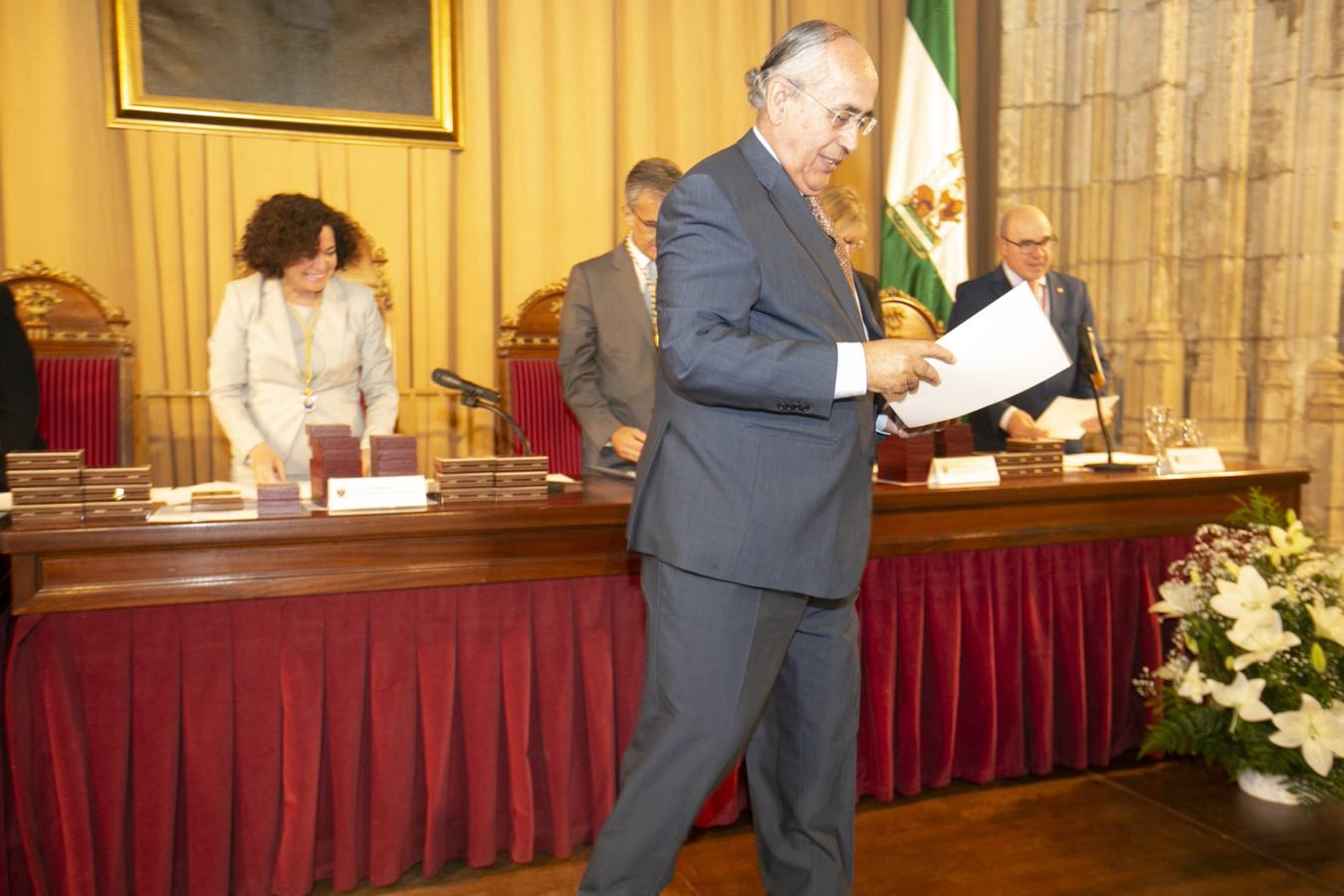 El Crucero del Hospital Real acogió ayer viernes el acto de entrega de medallas y distinciones honoríficas por parte de la UGR a miembros de la comunidad universitaria, presidido por la rectora Pilar Aranda