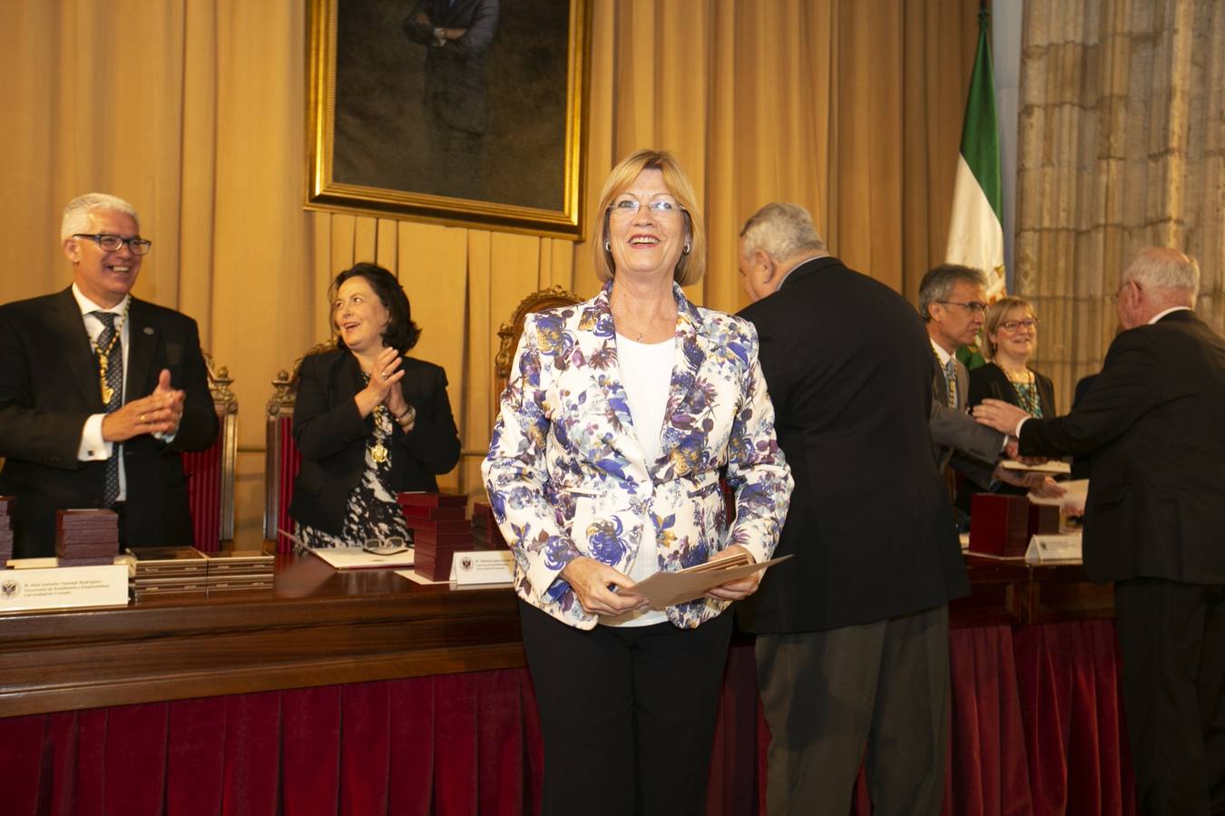 El Crucero del Hospital Real acogió ayer viernes el acto de entrega de medallas y distinciones honoríficas por parte de la UGR a miembros de la comunidad universitaria, presidido por la rectora Pilar Aranda