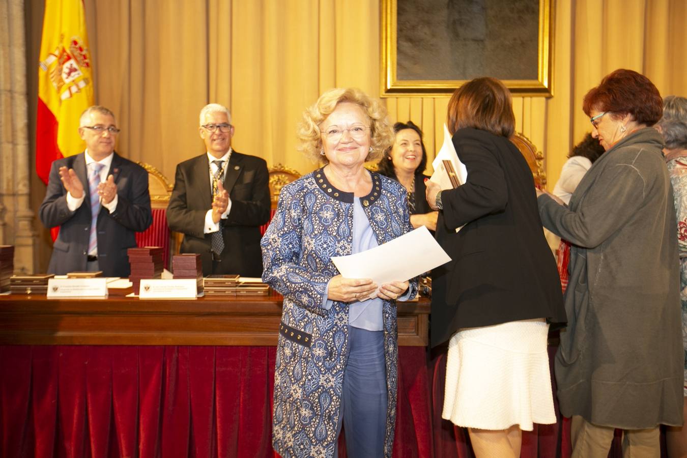 El Crucero del Hospital Real acogió ayer viernes el acto de entrega de medallas y distinciones honoríficas por parte de la UGR a miembros de la comunidad universitaria, presidido por la rectora Pilar Aranda