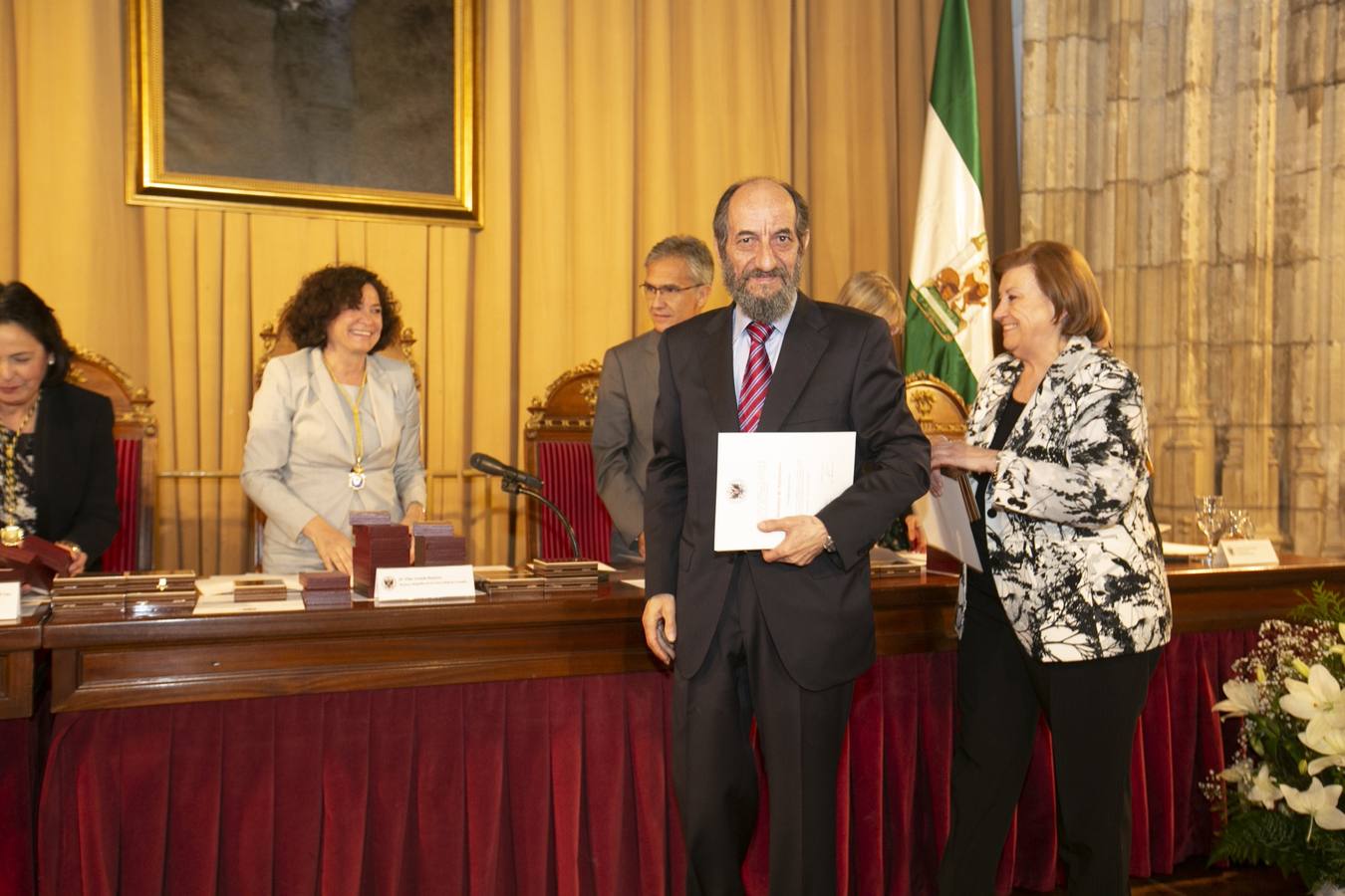 El Crucero del Hospital Real acogió ayer viernes el acto de entrega de medallas y distinciones honoríficas por parte de la UGR a miembros de la comunidad universitaria, presidido por la rectora Pilar Aranda