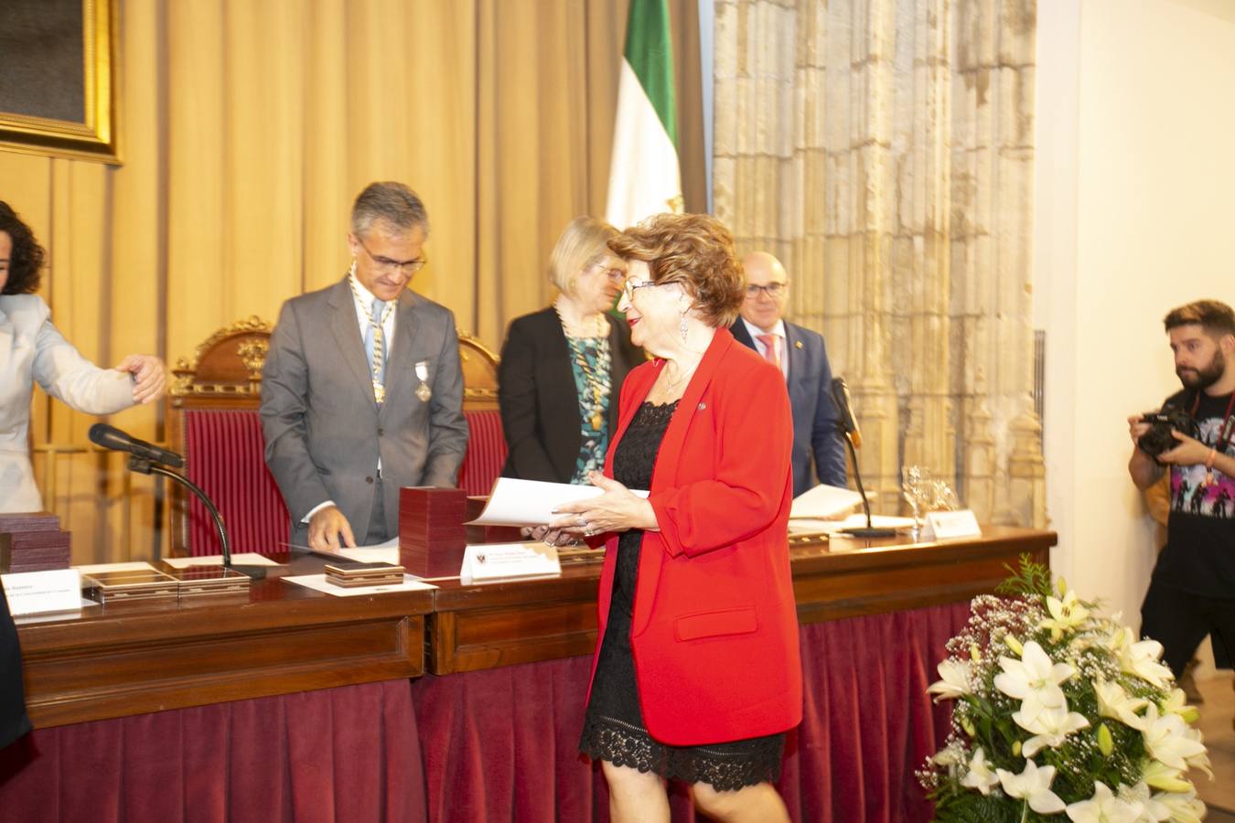 El Crucero del Hospital Real acogió ayer viernes el acto de entrega de medallas y distinciones honoríficas por parte de la UGR a miembros de la comunidad universitaria, presidido por la rectora Pilar Aranda