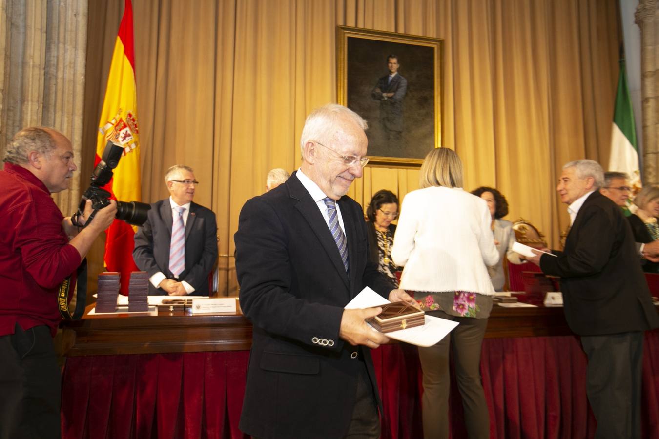 El Crucero del Hospital Real acogió ayer viernes el acto de entrega de medallas y distinciones honoríficas por parte de la UGR a miembros de la comunidad universitaria, presidido por la rectora Pilar Aranda