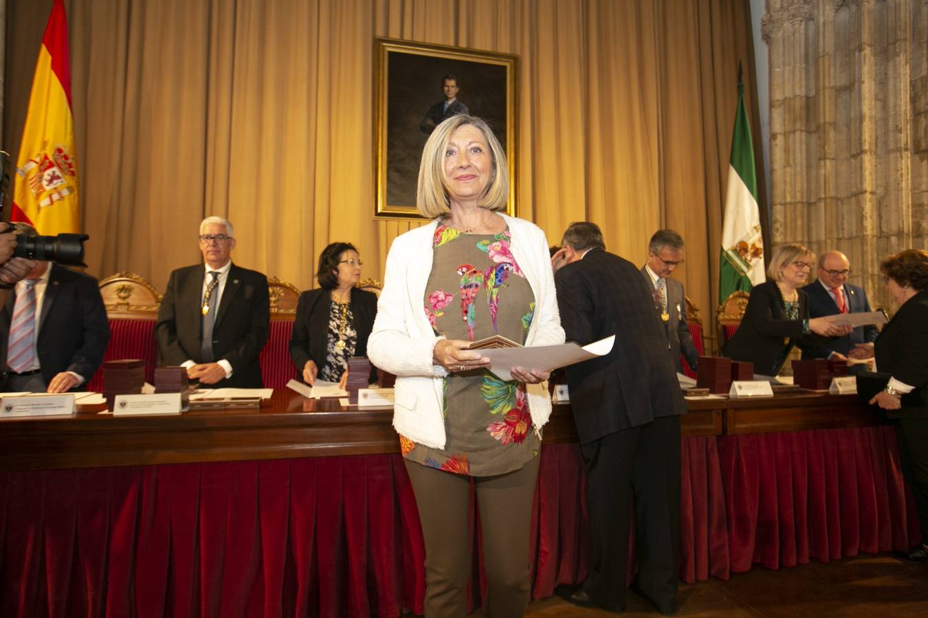 El Crucero del Hospital Real acogió ayer viernes el acto de entrega de medallas y distinciones honoríficas por parte de la UGR a miembros de la comunidad universitaria, presidido por la rectora Pilar Aranda