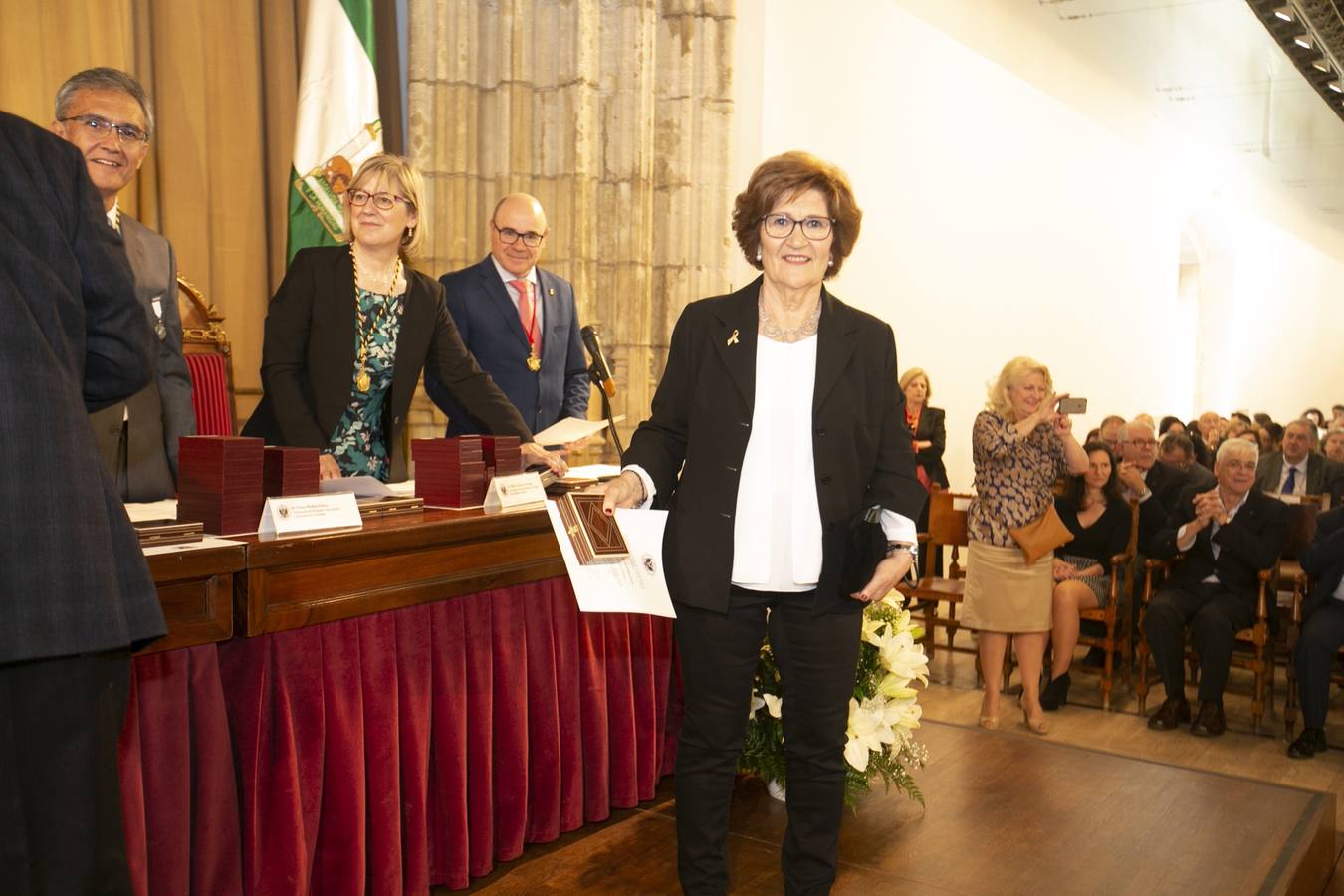 El Crucero del Hospital Real acogió ayer viernes el acto de entrega de medallas y distinciones honoríficas por parte de la UGR a miembros de la comunidad universitaria, presidido por la rectora Pilar Aranda