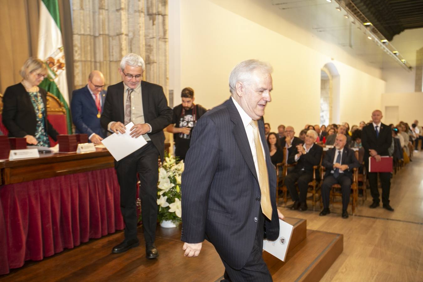 El Crucero del Hospital Real acogió ayer viernes el acto de entrega de medallas y distinciones honoríficas por parte de la UGR a miembros de la comunidad universitaria, presidido por la rectora Pilar Aranda