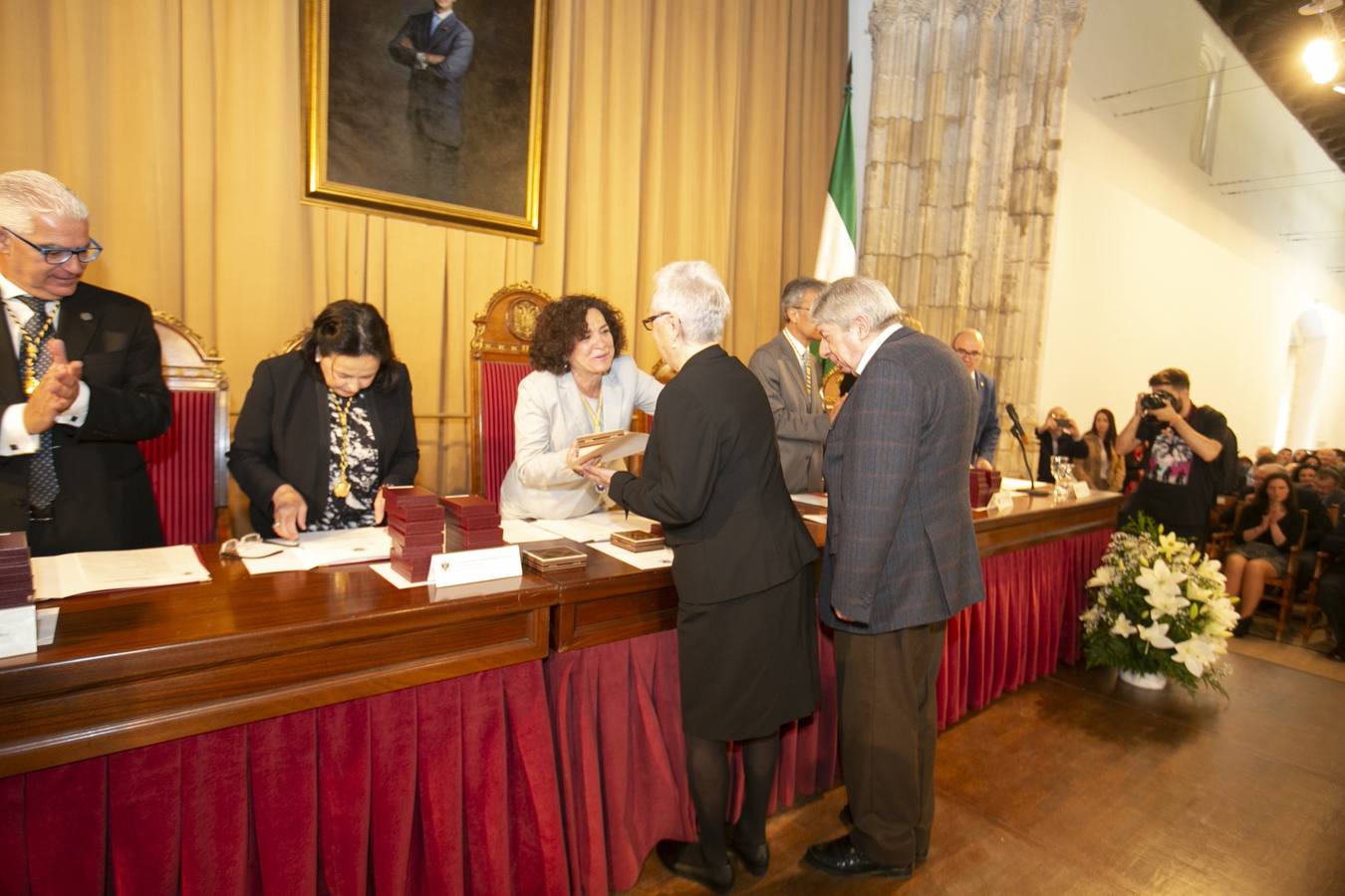 El Crucero del Hospital Real acogió ayer viernes el acto de entrega de medallas y distinciones honoríficas por parte de la UGR a miembros de la comunidad universitaria, presidido por la rectora Pilar Aranda