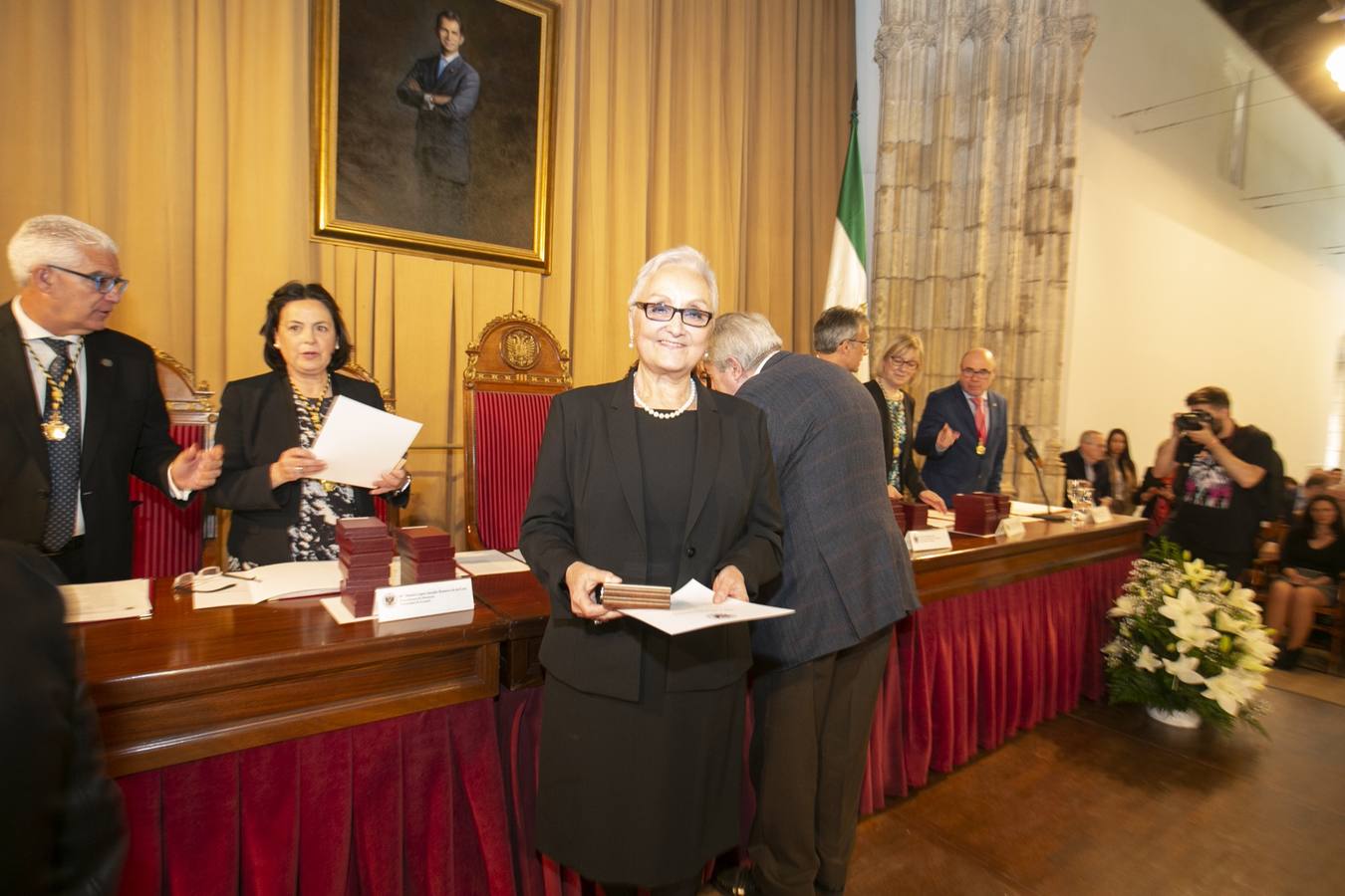 El Crucero del Hospital Real acogió ayer viernes el acto de entrega de medallas y distinciones honoríficas por parte de la UGR a miembros de la comunidad universitaria, presidido por la rectora Pilar Aranda