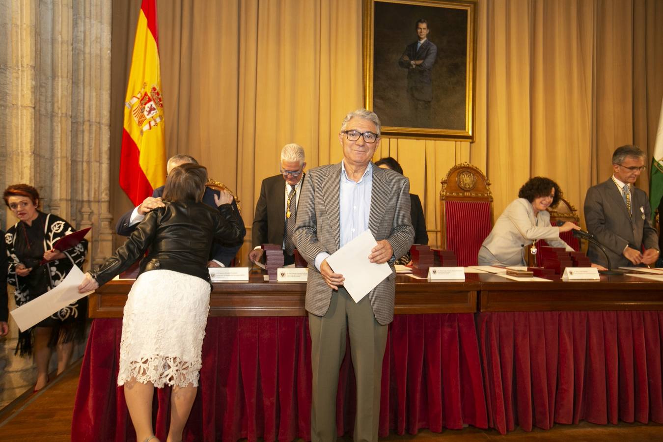 El Crucero del Hospital Real acogió ayer viernes el acto de entrega de medallas y distinciones honoríficas por parte de la UGR a miembros de la comunidad universitaria, presidido por la rectora Pilar Aranda