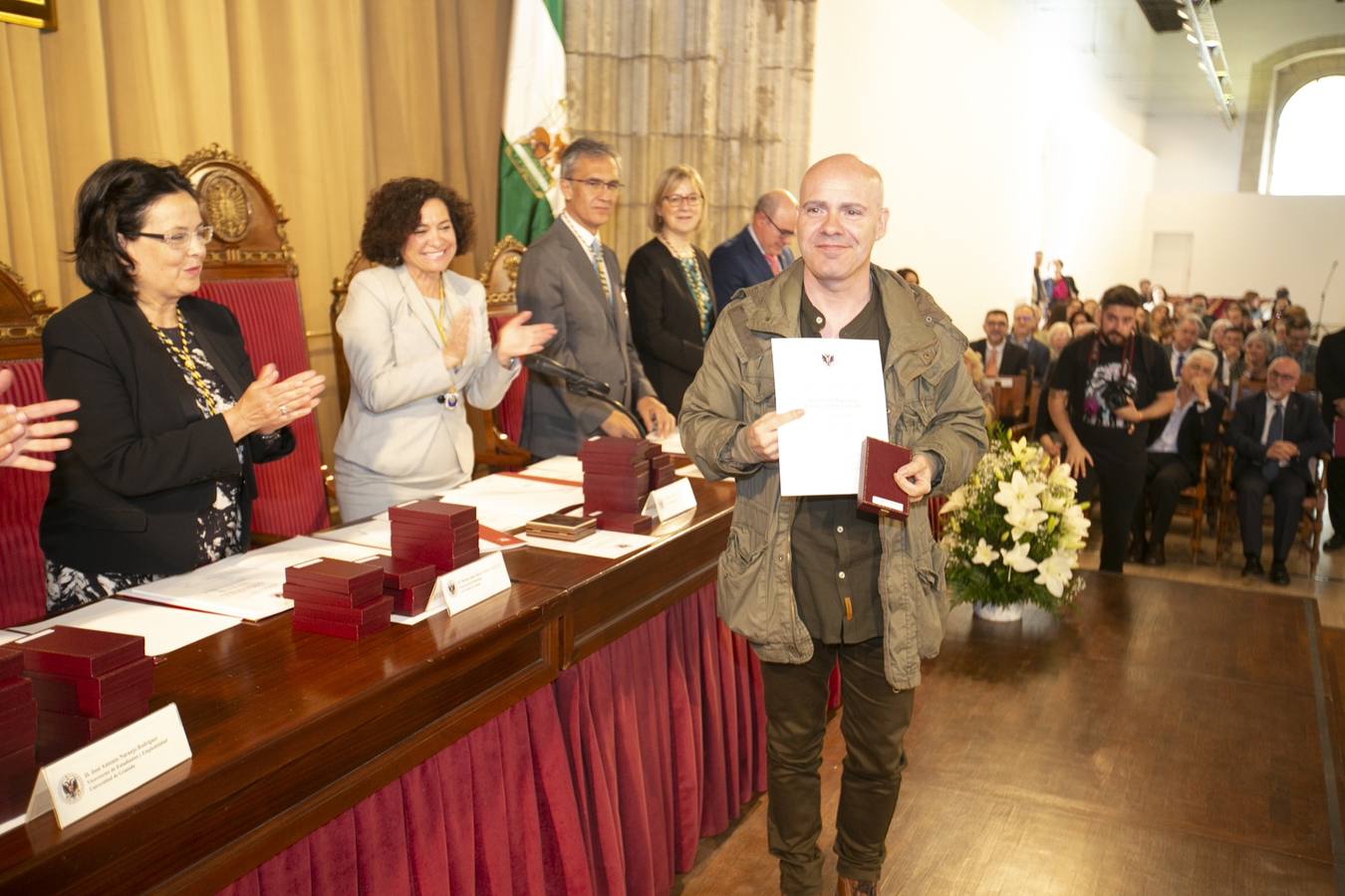 El Crucero del Hospital Real acogió ayer viernes el acto de entrega de medallas y distinciones honoríficas por parte de la UGR a miembros de la comunidad universitaria, presidido por la rectora Pilar Aranda