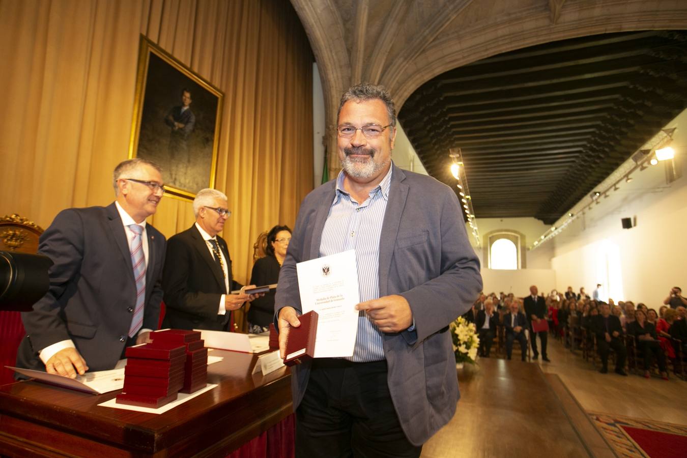 El Crucero del Hospital Real acogió ayer viernes el acto de entrega de medallas y distinciones honoríficas por parte de la UGR a miembros de la comunidad universitaria, presidido por la rectora Pilar Aranda