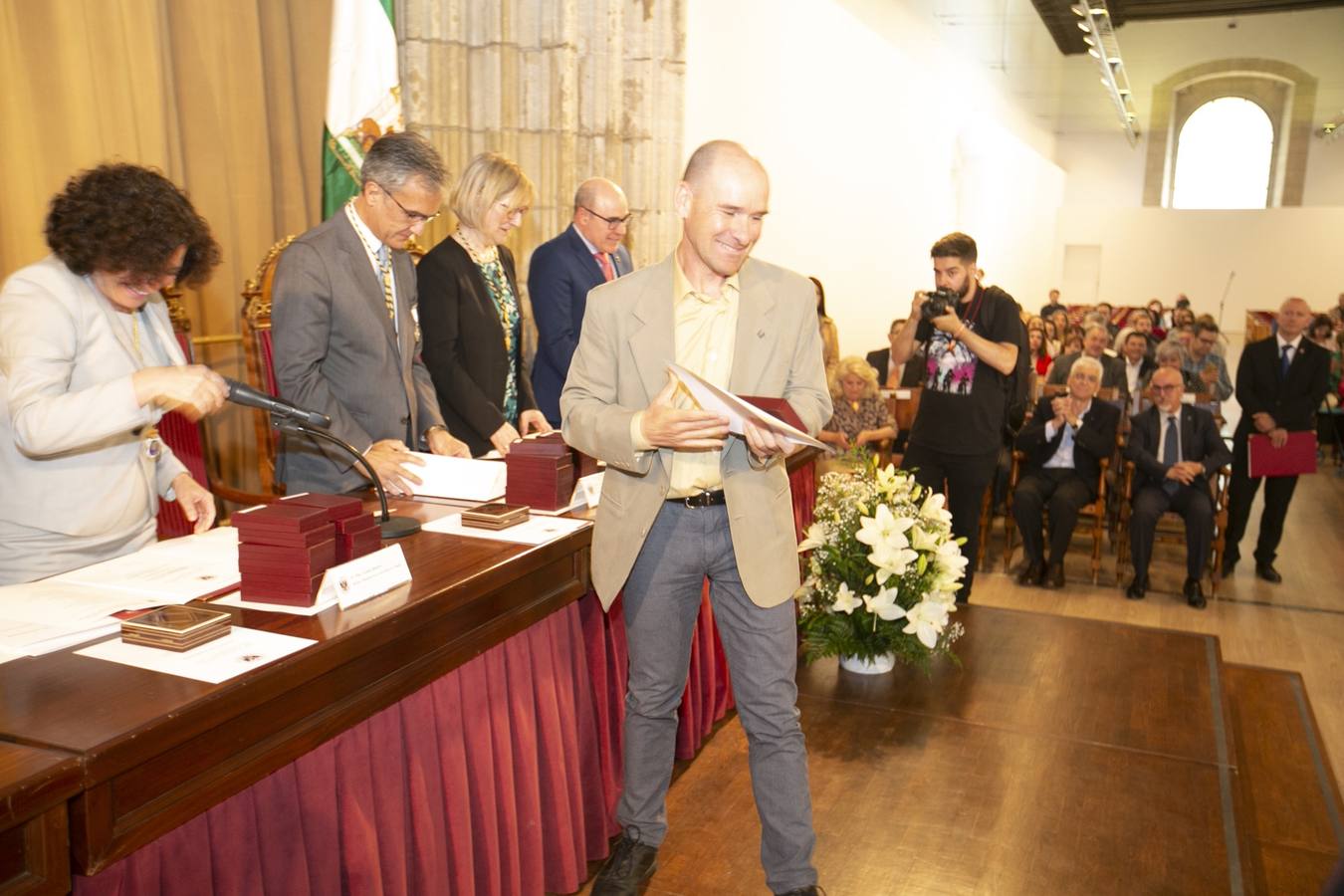 El Crucero del Hospital Real acogió ayer viernes el acto de entrega de medallas y distinciones honoríficas por parte de la UGR a miembros de la comunidad universitaria, presidido por la rectora Pilar Aranda