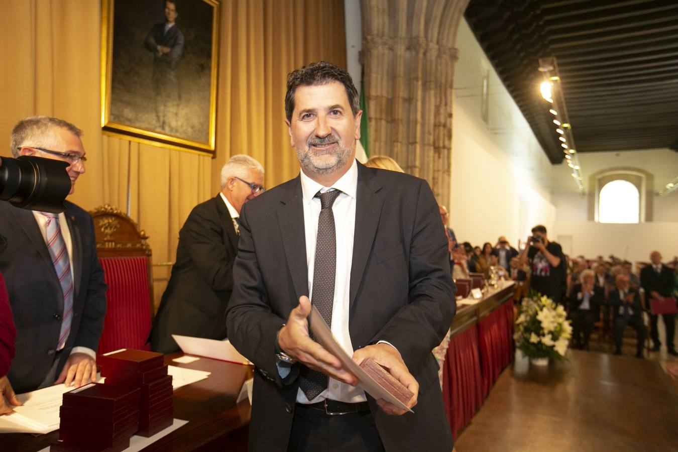 El Crucero del Hospital Real acogió ayer viernes el acto de entrega de medallas y distinciones honoríficas por parte de la UGR a miembros de la comunidad universitaria, presidido por la rectora Pilar Aranda