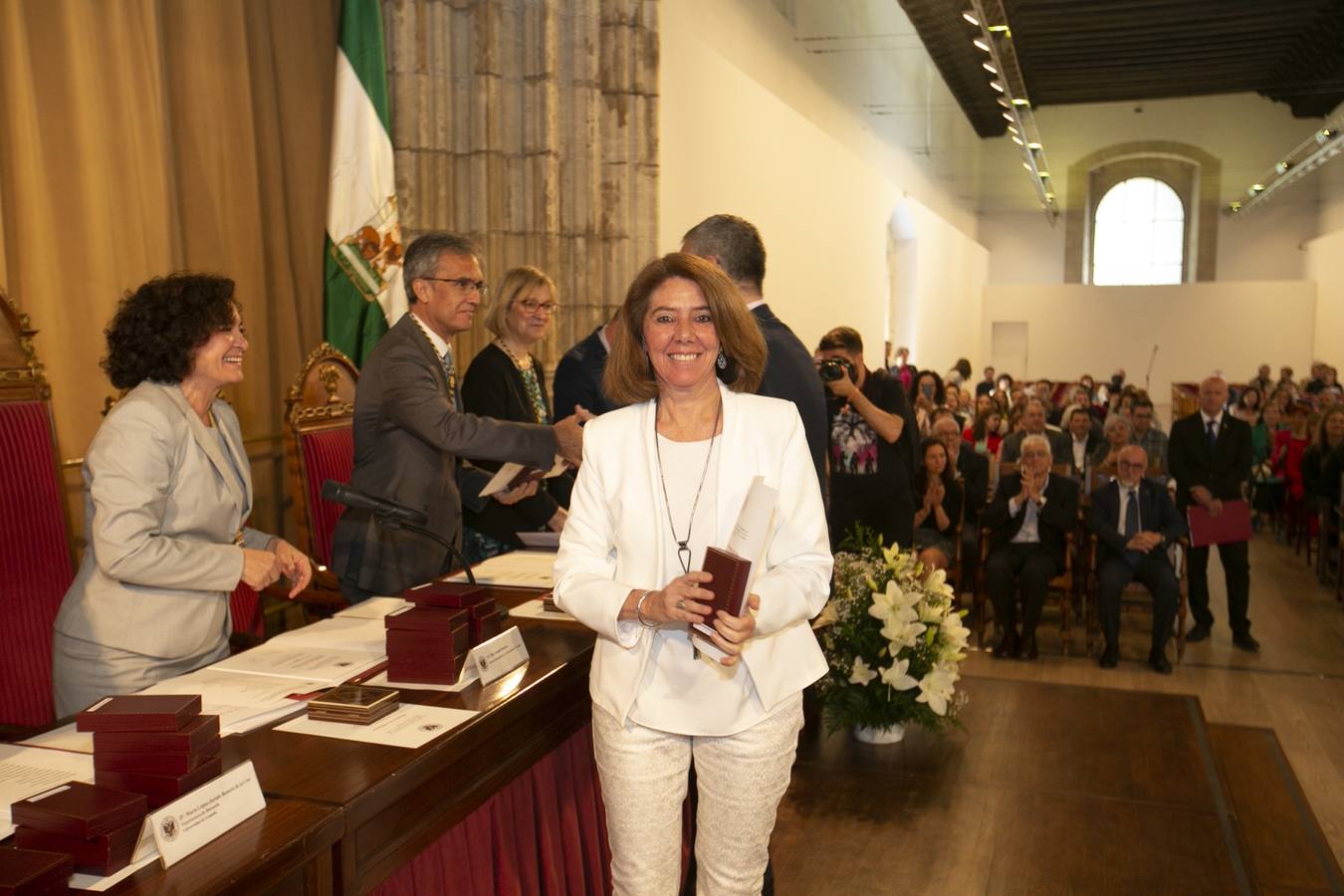 El Crucero del Hospital Real acogió ayer viernes el acto de entrega de medallas y distinciones honoríficas por parte de la UGR a miembros de la comunidad universitaria, presidido por la rectora Pilar Aranda