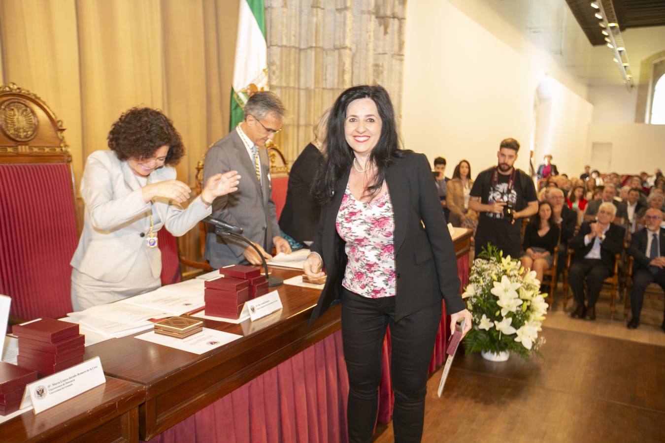 El Crucero del Hospital Real acogió ayer viernes el acto de entrega de medallas y distinciones honoríficas por parte de la UGR a miembros de la comunidad universitaria, presidido por la rectora Pilar Aranda