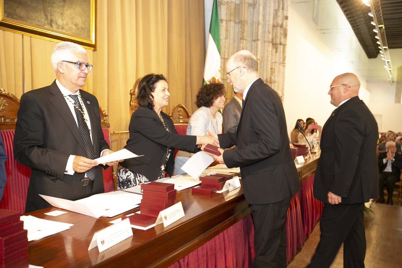 El Crucero del Hospital Real acogió ayer viernes el acto de entrega de medallas y distinciones honoríficas por parte de la UGR a miembros de la comunidad universitaria, presidido por la rectora Pilar Aranda