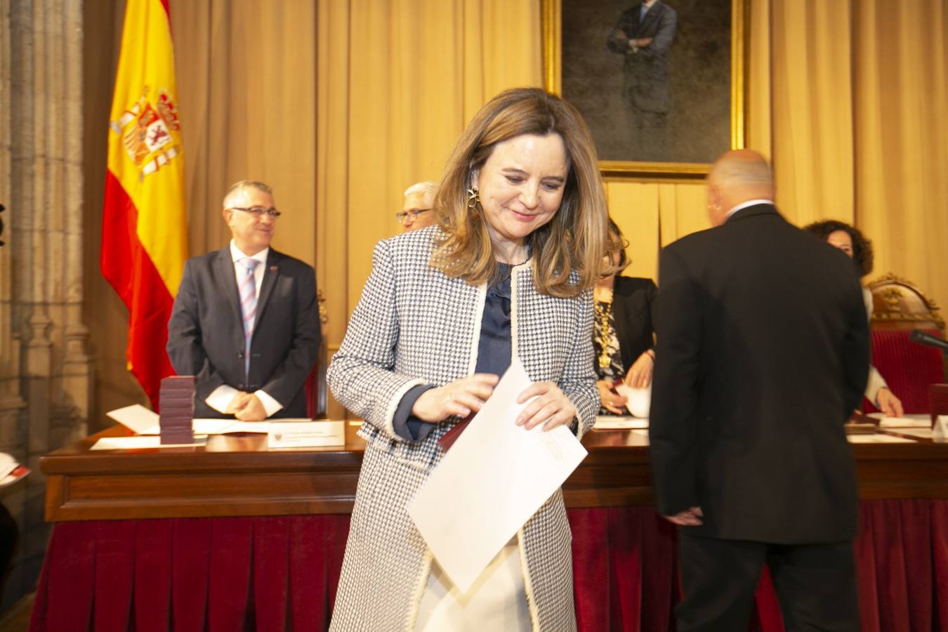 El Crucero del Hospital Real acogió ayer viernes el acto de entrega de medallas y distinciones honoríficas por parte de la UGR a miembros de la comunidad universitaria, presidido por la rectora Pilar Aranda