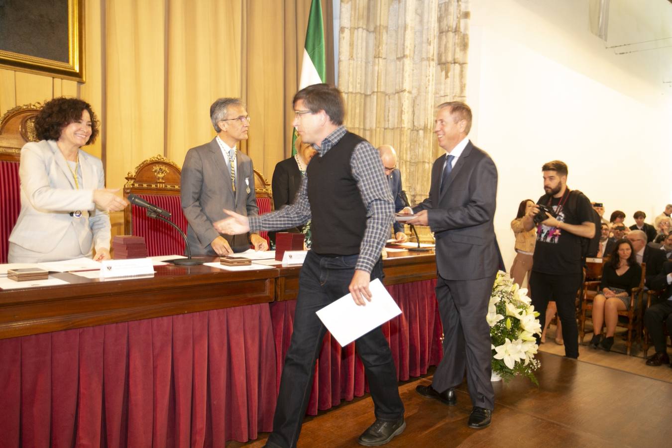 El Crucero del Hospital Real acogió ayer viernes el acto de entrega de medallas y distinciones honoríficas por parte de la UGR a miembros de la comunidad universitaria, presidido por la rectora Pilar Aranda