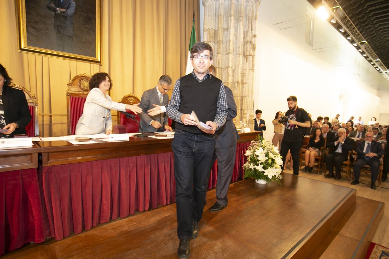 El Crucero del Hospital Real acogió ayer viernes el acto de entrega de medallas y distinciones honoríficas por parte de la UGR a miembros de la comunidad universitaria, presidido por la rectora Pilar Aranda