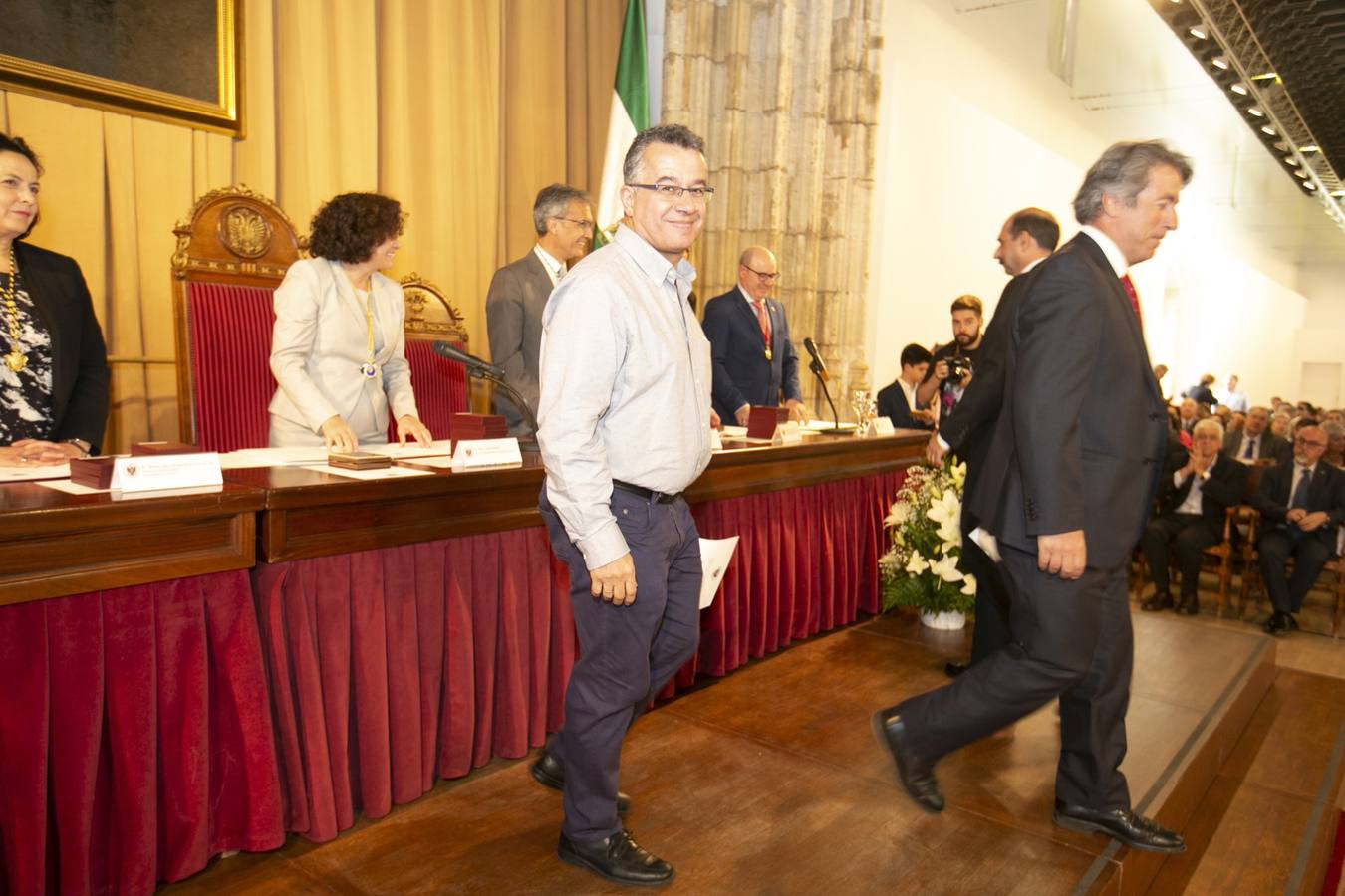 El Crucero del Hospital Real acogió ayer viernes el acto de entrega de medallas y distinciones honoríficas por parte de la UGR a miembros de la comunidad universitaria, presidido por la rectora Pilar Aranda