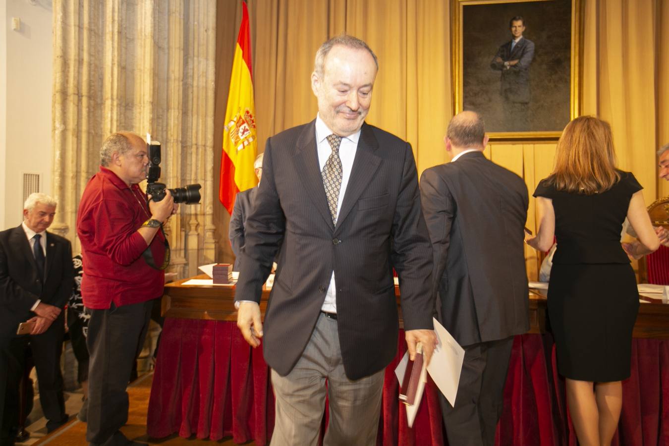 El Crucero del Hospital Real acogió ayer viernes el acto de entrega de medallas y distinciones honoríficas por parte de la UGR a miembros de la comunidad universitaria, presidido por la rectora Pilar Aranda