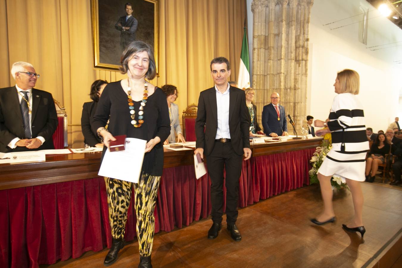 El Crucero del Hospital Real acogió ayer viernes el acto de entrega de medallas y distinciones honoríficas por parte de la UGR a miembros de la comunidad universitaria, presidido por la rectora Pilar Aranda