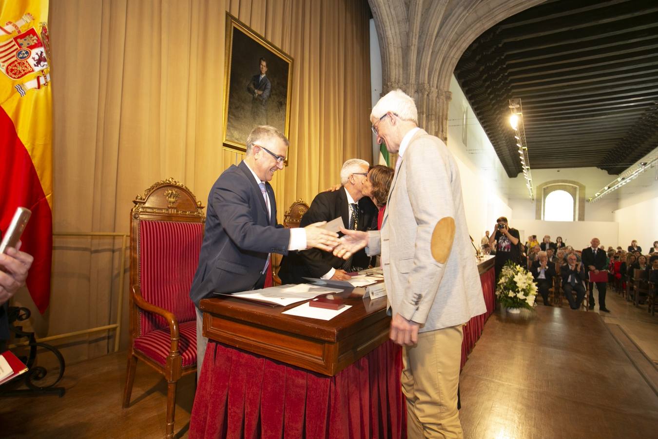 El Crucero del Hospital Real acogió ayer viernes el acto de entrega de medallas y distinciones honoríficas por parte de la UGR a miembros de la comunidad universitaria, presidido por la rectora Pilar Aranda