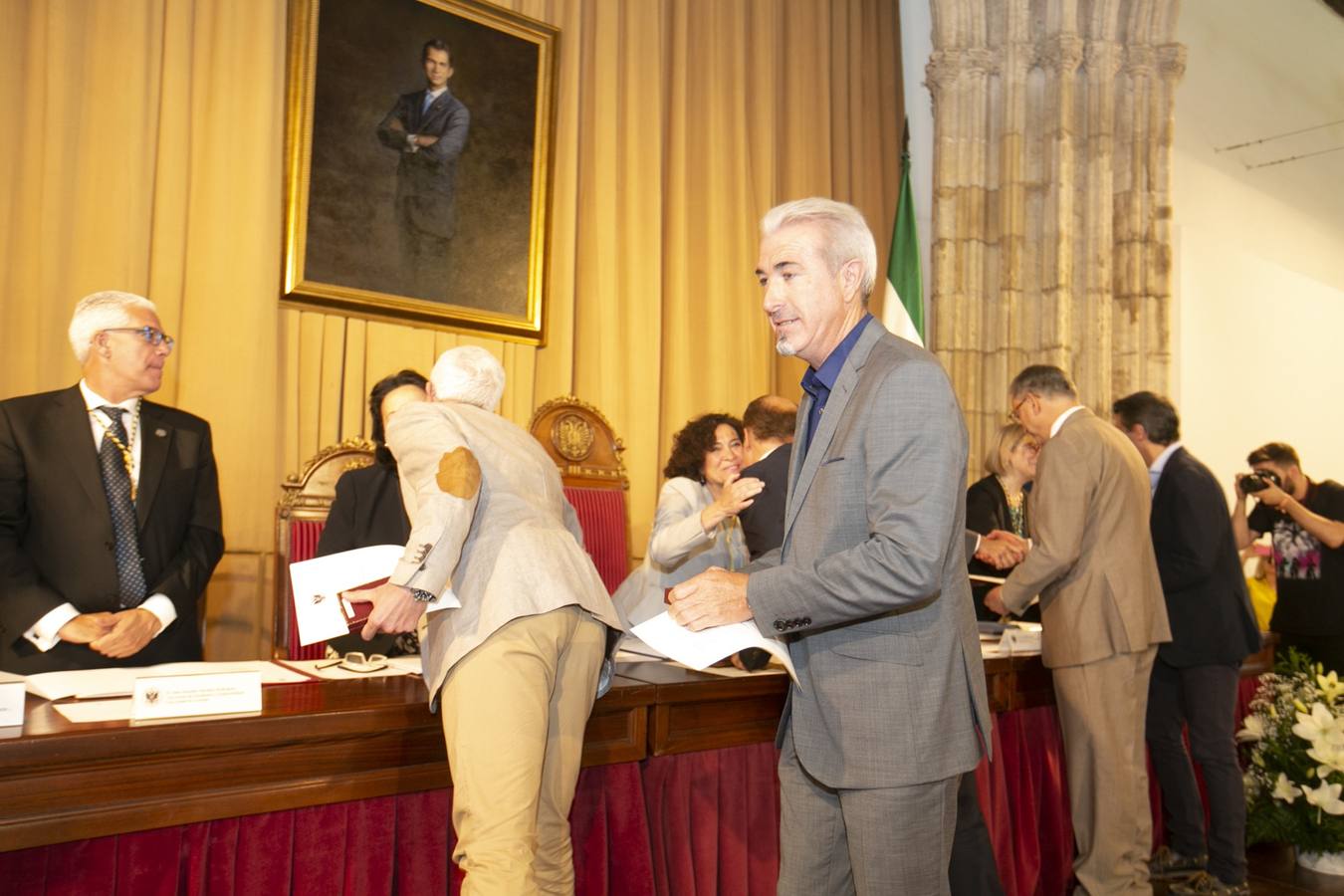 El Crucero del Hospital Real acogió ayer viernes el acto de entrega de medallas y distinciones honoríficas por parte de la UGR a miembros de la comunidad universitaria, presidido por la rectora Pilar Aranda