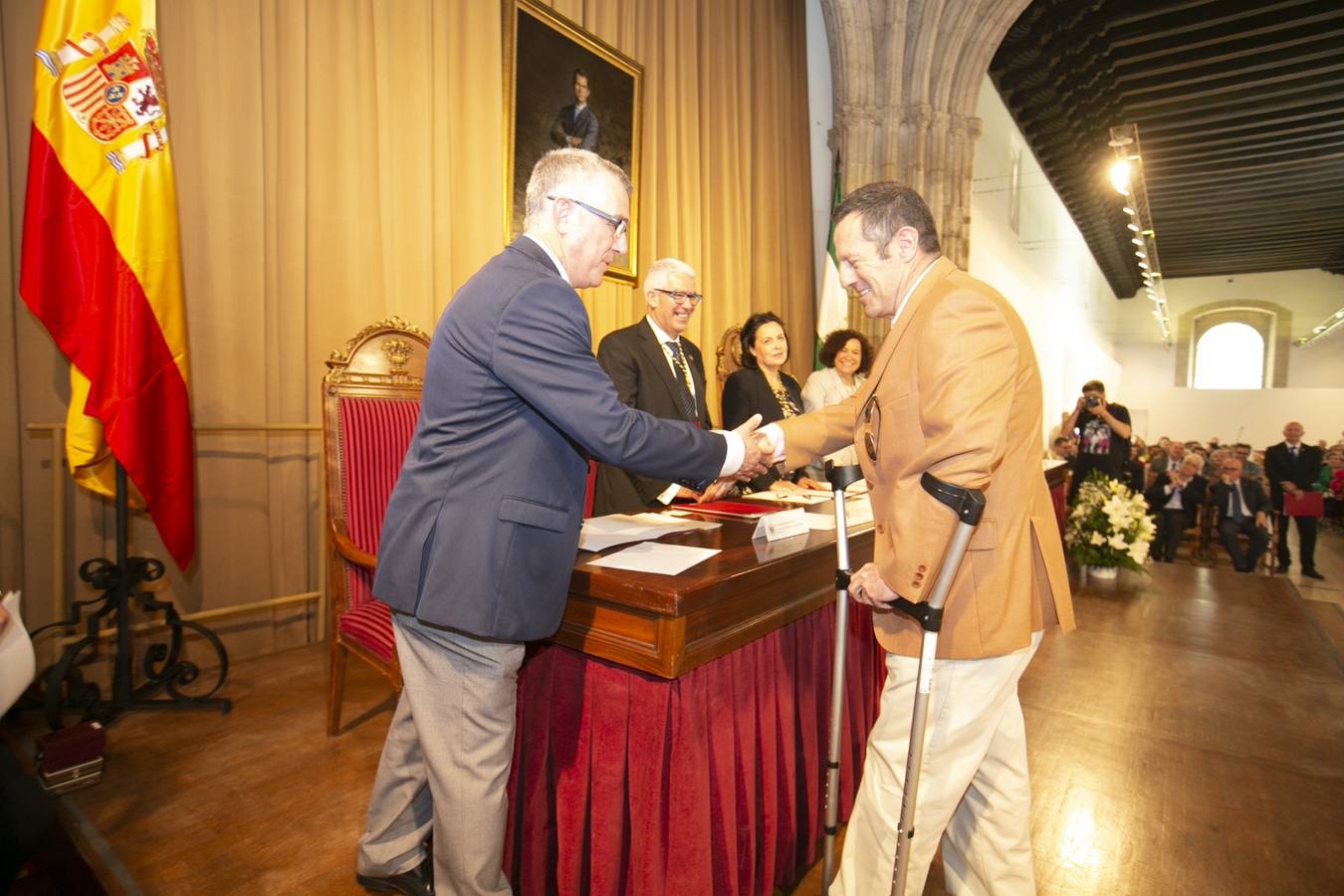 El Crucero del Hospital Real acogió ayer viernes el acto de entrega de medallas y distinciones honoríficas por parte de la UGR a miembros de la comunidad universitaria, presidido por la rectora Pilar Aranda