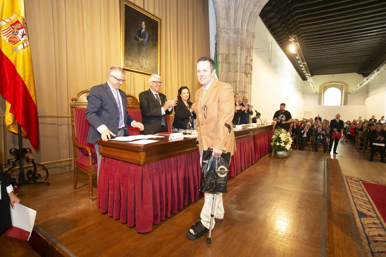 El Crucero del Hospital Real acogió ayer viernes el acto de entrega de medallas y distinciones honoríficas por parte de la UGR a miembros de la comunidad universitaria, presidido por la rectora Pilar Aranda