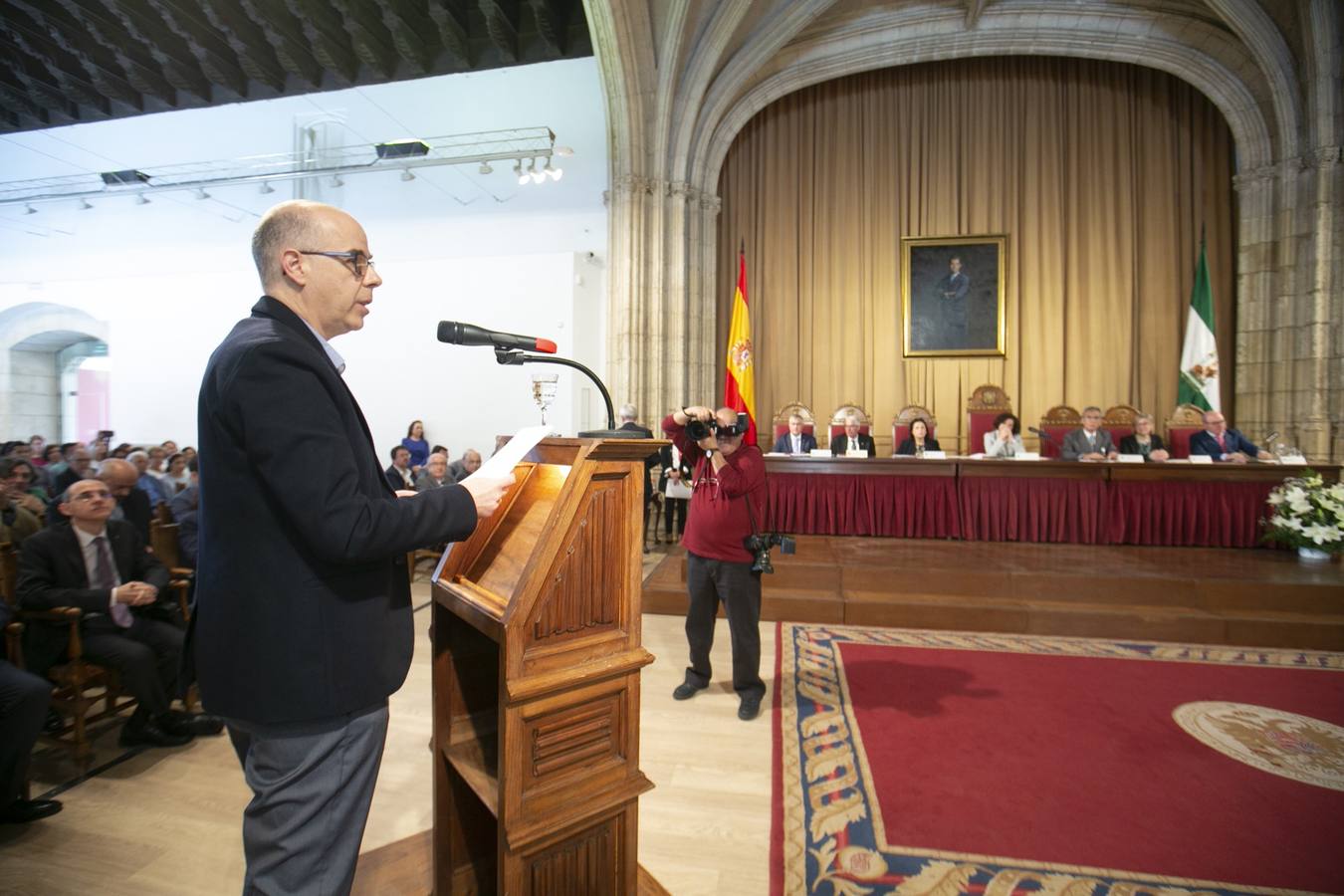 El Crucero del Hospital Real acogió ayer viernes el acto de entrega de medallas y distinciones honoríficas por parte de la UGR a miembros de la comunidad universitaria, presidido por la rectora Pilar Aranda