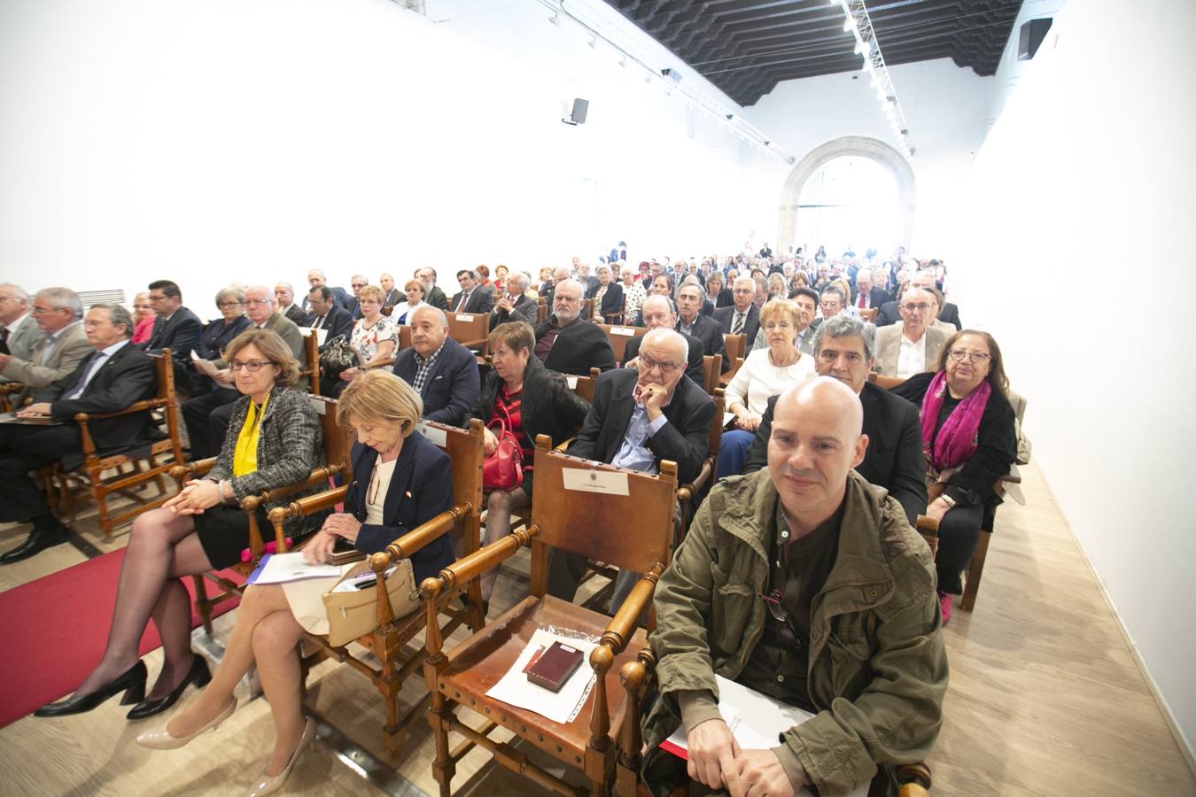 El Crucero del Hospital Real acogió ayer viernes el acto de entrega de medallas y distinciones honoríficas por parte de la UGR a miembros de la comunidad universitaria, presidido por la rectora Pilar Aranda